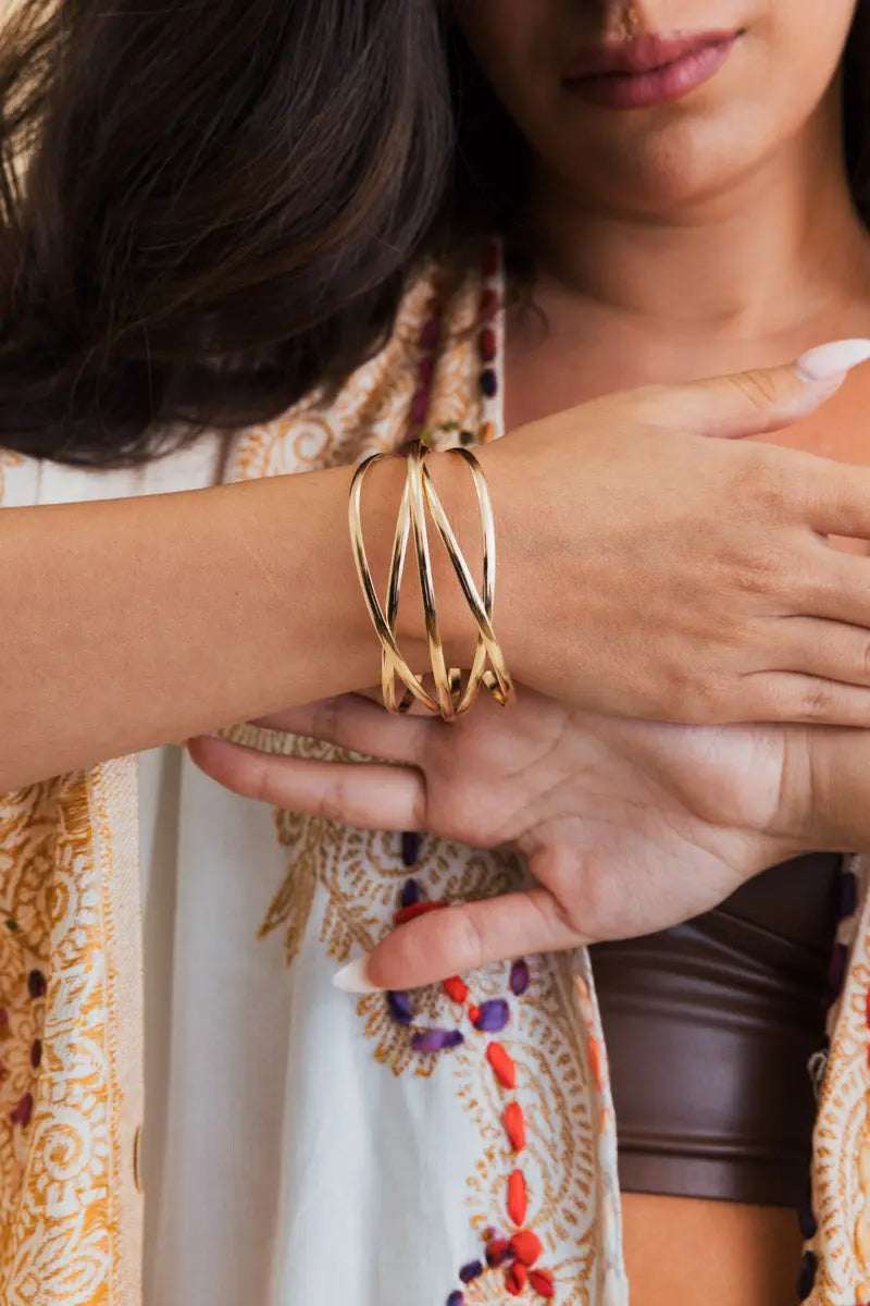 Retro Metallic Cuff Bracelet – Sleek and Stylish