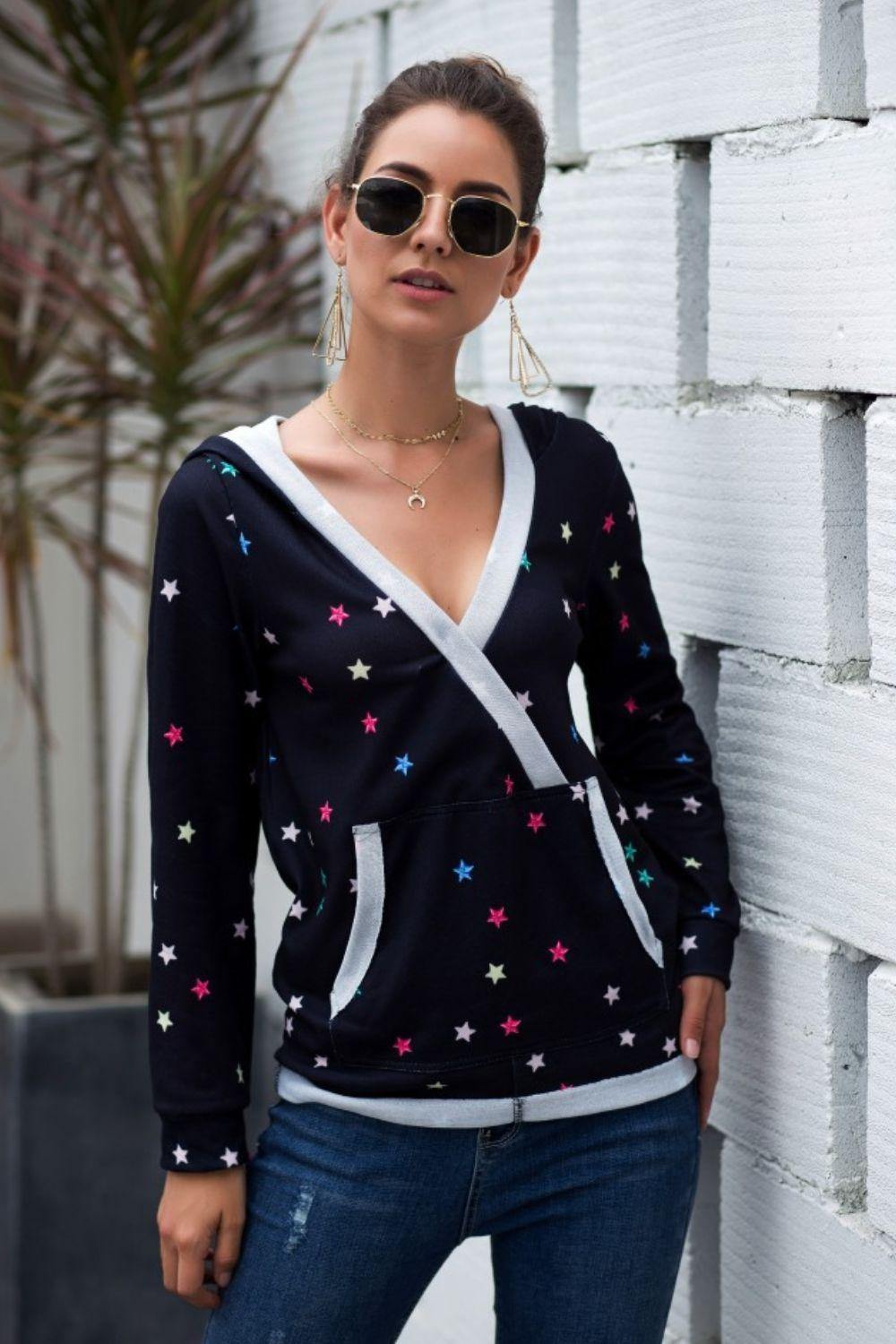 Star Print Kangaroo Pocket Hoodie - Trendsi