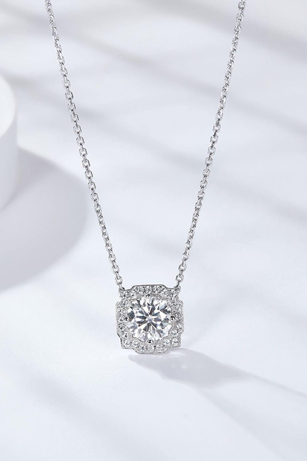 1 Carat Moissanite Flower Shape Pendant Chain Necklace - Trendsi