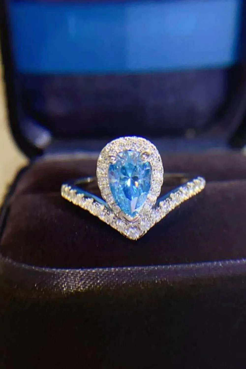 1 Carat Pear Shape Moissanite Heart Ring - Trendsi