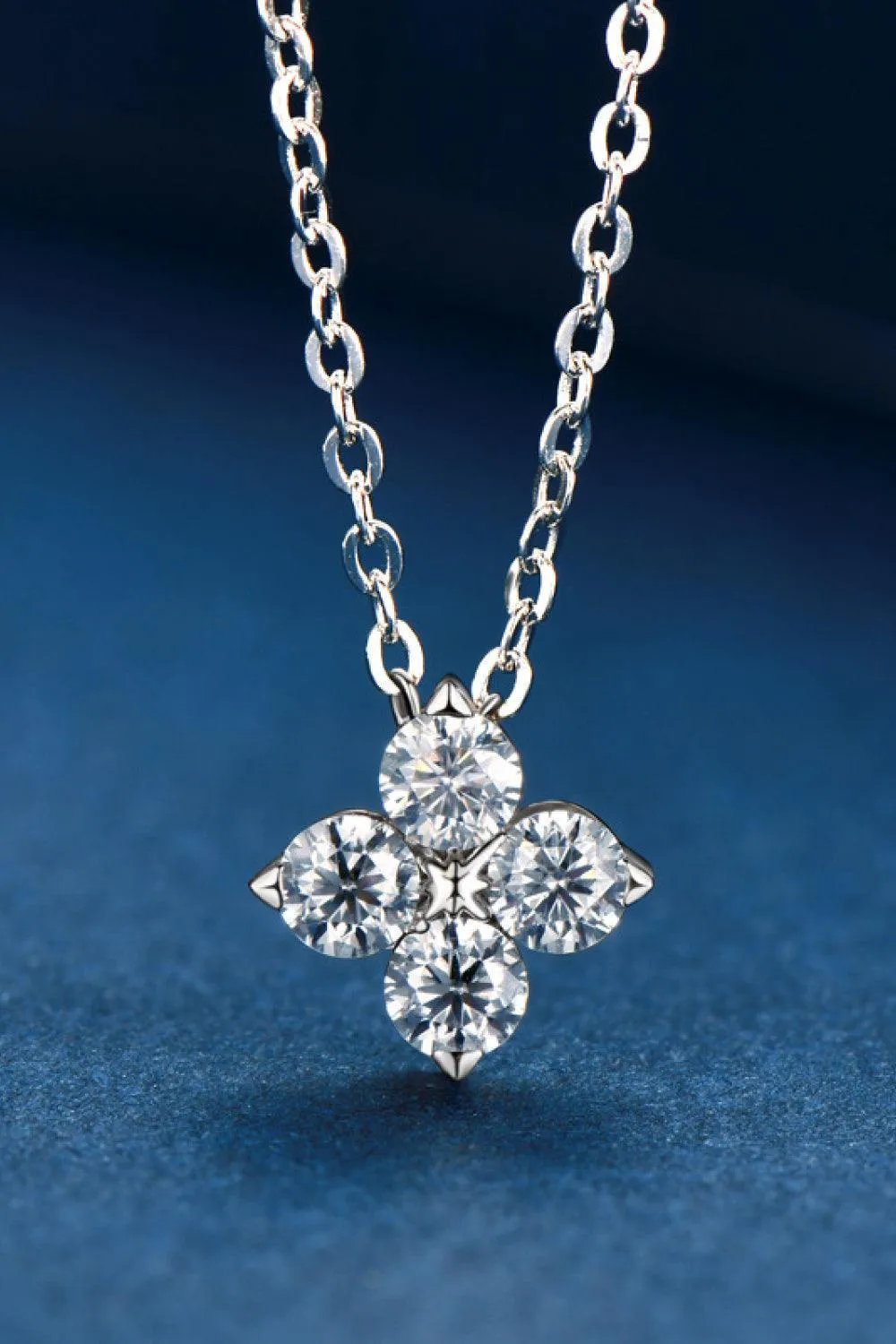 Moissanite Four Leaf Clover Pendant Necklace - Trendsi